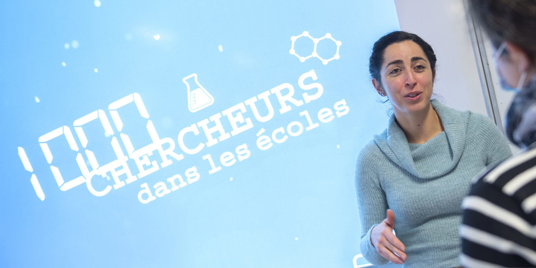 Une scientifique intervient auprès de collégiens pour l’opération « 1000 chercheurs dans les écoles » Une scientifique intervient auprès de collégiens pour l’opération « 1000 chercheurs dans les écoles »